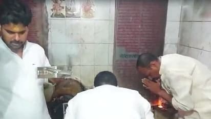 गोला गोकर्णनाथ उपचुनाव: BJP और SP के बीच सीधा मुकाबला, अमन गिरी और विनय तिवारी ने एक साथ की मंदिर में पूजा