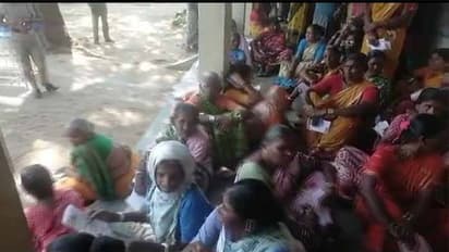 చిన్నకొండూరులో మొరాయించిన ఈవీఎం: పోలింగ్ కేంద్రంలోనే కూర్చున్న ఓటర్లు