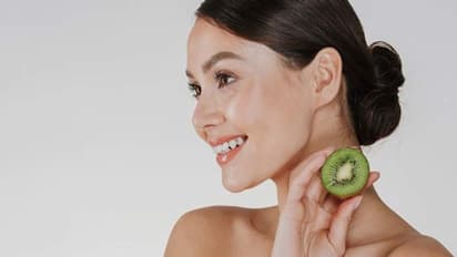 ചര്‍മ്മം തിളങ്ങാന്‍ പരീക്ഷിക്കാം കിവി കൊണ്ടുള്ള നാല് ഫേസ് പാക്കുകള്‍...