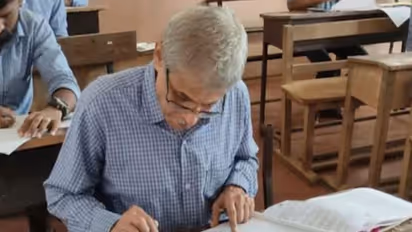 70 की उम्र में गजब का जज्बा : कर्नाटक के नारायण भट ने टॉप की इंजीनियरिंग परीक्षा, स्टेट टॉपर बनें