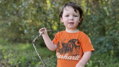 അച്ഛൻ തോക്ക് നിറച്ചുവച്ചു, കളിക്കുന്നതിനിടെ രണ്ടു വയസുകാരൻ സ്വന്തം തലയിൽ വെടിവച്ച് മരിച്ചു