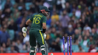 ടി20 ലോകകപ്പ് ഫൈനല്‍: പവര്‍ പ്ലേയില്‍ റിസ്‌വാന്‍ മടങ്ങി; ഇംഗ്ലണ്ടിനെതിരെ പാക്കിസ്ഥാന്‍റെ തുടക്കം കരുതലോടെ 