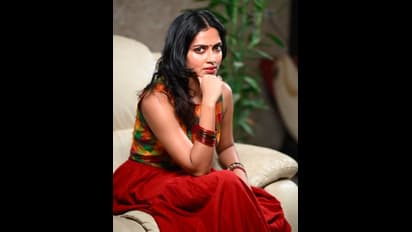 Amala Paul : லோ நெக்கில் மனதை கவரும் அமலா பால்..க்யூட்  போட்டோஸ் இதோ 