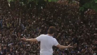 'സ്നേഹക്കടല്', മന്നത്തില് നിന്നുള്ള വീഡിയോയും പങ്കുവെച്ച് ഷാരൂഖ് ഖാൻ