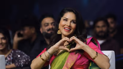 பட்டு சேலையில் சன்னி லியோன்! ஜி.பி.முத்துவுடன் மேடையில் செம்ம அரட்டை! 'ஓ மை கோஸ்ட்' ஆடியோ லான்ச் போட்டோஸ்.!