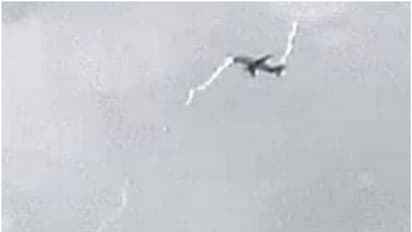 പറന്നുയര്ന്നതിന് പിന്നാലെ ലോകത്തിലെ ഏറ്റവും വലിയ വിമാനത്തിന് മിന്നലേറ്റു; വീഡിയോ