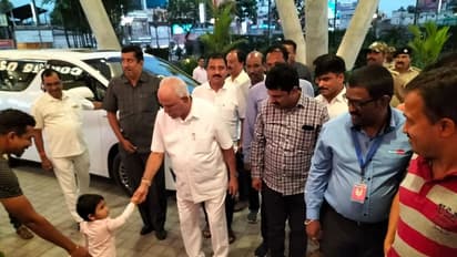 ಗಂಧದಗುಡಿ ಸಿನಿಮಾ ವೀಕ್ಷಿಸಿದ ಮಾಜಿ ಸಿಎಂ ಯಡಿಯೂರಪ್ಪ: ಸೆಲ್ಫಿಗಾಗಿ ಮುಗಿಬಿದ್ದ ಅಭಿಮಾನಿಗಳು