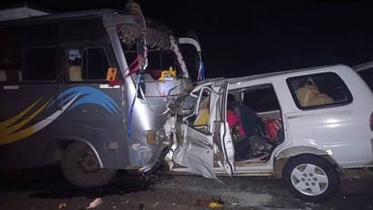 கார் மீது பேருந்து மோதி விபத்து.. 11 பேர் உடல் நசுங்கி ரத்த வெள்ளத்தில் பலி.. உடனே நிவாரணம் அறிவித்த பிரதமர்.!