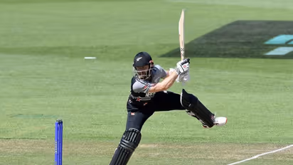 മിച്ചലിന് അര്‍ധശതകം, സെന്‍സിബിള്‍ വില്യംസണ്‍; പാകിസ്ഥാനെതിരെ കിവീസിന് ഭേദപ്പെട്ട സ്‌കോര്‍