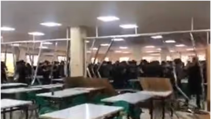 സര്വകലാശാലയില് ആണ്/പെണ് കുട്ടികളെ വേര്തിരിച്ച മതില് ചവിട്ടിപ്പൊളിച്ച് വിദ്യാര്ത്ഥികള്