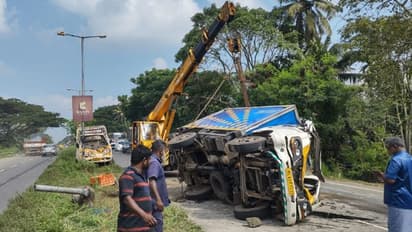 ചന്തിരൂർ പാലത്തിനു സമീപം വാനുകൾ കൂട്ടിയിടിച്ച്  മൂന്നു പേർക്ക് പരിക്ക്