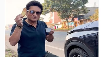 కొడుకుతో కలిసి సచిన్ టెండూల్కర్ జాలీ ట్రిప్.. ఖరీదైన కార్లను వదిలి కియా కేరెన్స్ లో ప్రయాణం.. వీడియో వైరల్