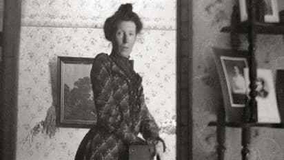 ഇതാണോ ലോകത്തിലെ ആദ്യത്തെ മിറർ സെൽഫി, ആളുകളെ അമ്പരപ്പിച്ച് 100 വർഷം മുമ്പത്തെ ഫോട്ടോ