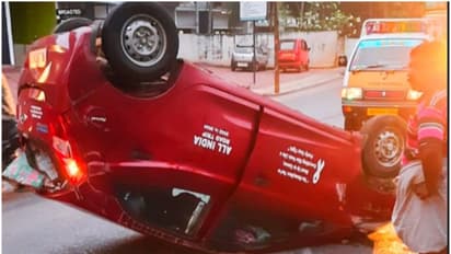നിയന്ത്രണംവിട്ട കാര് മതിലില് ഇടിച്ച് തലകീഴായി മറിഞ്ഞു; യാത്രക്കാര് അത്ഭുതകരമായി രക്ഷപ്പെട്ടു