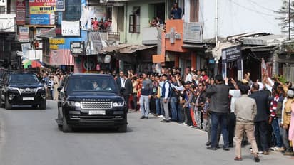 हिमाचल प्रदेश में मोदी की एक झलक पाने उमड़ा जनसैलाब, फूलों की बारिश के बीच देखें PM की 10 तस्वीर