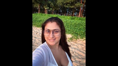 Malavika : கடற்கரையில் மனதை கரைக்கும் போஸ்களை கொடுத்த நடிகை மாளவிகா..