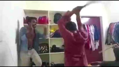 Viral Video: அயர்ன் பாக்சில் மாணவர்களுக்குள் விடுதியில் நடந்த சண்டை.! போர்க்களமான விடுதி