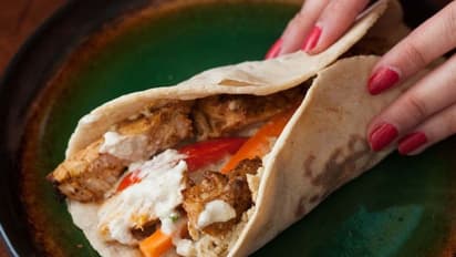 Chicken Shawarma Roll : வீட்டிலேயே செய்யலாம் சூப்பரான சிக்கன் ஷவர்மா ரோல்!