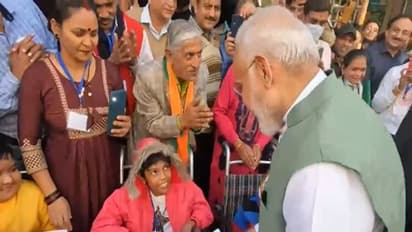 सोलन में दिखा मोदी का अलग अंदाज, बीच रास्ते रुकवा दी कार और पहुंच गए बच्चों के बीच-देखें VIDEO