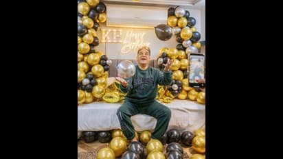 பிறந்தநாள் செலிப்ரேஷனுக்கு தயாரான உலக நாயகன்! பலூனை கண்டதும் குழந்தையாகவே மாறி விளையாடிய கமல் போட்டோஸ்!