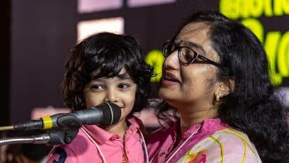 ಮಗನನ್ನು ಎತ್ತಿಕೊಂಡು ಭಾಷಣ ಮಾಡಿದ IAS ಅಧಿಕಾರಿ: ಸಾಮಾಜಿಕ ಜಾಲತಾಣದಲ್ಲಿ ವಿವಾದ  