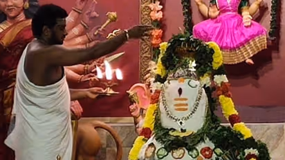 ஒன்றாக வருகிறது பௌர்ணமியும் கிரகணமும்… இந்தாண்டு அன்னாபிஷேகம் எப்போது? முழு விவரம் உள்ளே!!