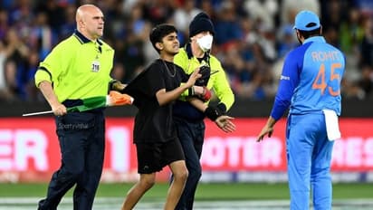 तिरंगा लेकर रोहित शर्मा की तरफ दौड़ा युवा फैन, सिक्योरिटी गार्ड मुंह के बल गिरे, भरना होगा लाखों का जुर्माना