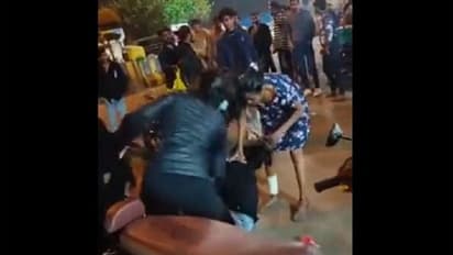 Viral Video: ಕುಡಿದು ಟೈಟಾದ 4 ಯುವತಿಯರಿಂದ ಪಬ್ ಎದುರೇ ಮತ್ತೊಬ್ಬಳ ಮೇಲೆ ಥಳಿತ