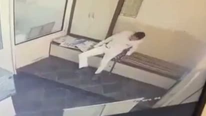 ഡോക്ടറെ കാണാൻ ഊഴം കാത്തുനിൽക്കെ പത്രം വായിക്കുകയായിരുന്ന വ്യാപാരി കുഴഞ്ഞുവീണു മരിച്ചു-വീഡിയോ