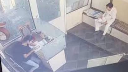 പല്ലുവേദന കാണിക്കാനെത്തിയ ബിസിനസുകാരൻ  പത്രം വായിക്കുന്നതിനിടെ ക്ലിനിക്കിൽ കുഴഞ്ഞുവീണ് മരിച്ചു