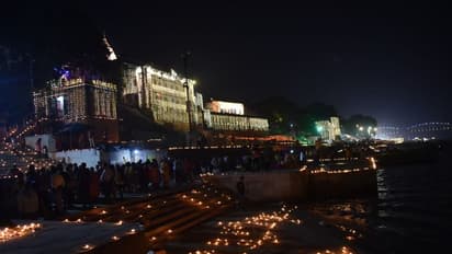 Dev deepawali 2022: लाखों दीयों से रोशन हुई शिव की नगरी, उत्सवजीवी काशी में दीपों से हुआ मां गंगा का श्रृंगार