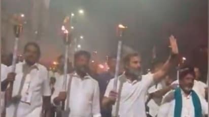 भारत जोड़ो यात्रा अनोखे ढंग से पहुंची महाराष्ट्र: एक हाथ में थी जलती हुई मशाल तो दूसरे में शान से फहरता तिरंगा