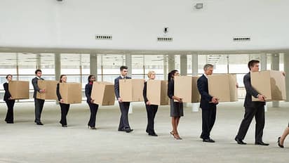 जॉब सेक्टर को झटका ! टेक कंपनियों से 45 हजार कर्मचारी OUT, हायरिंग पर भी ब्रेक