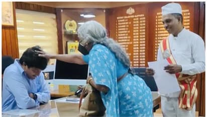 'വേറെന്ത് വേണം?' ആശീർവാദം ഏറ്റുവാങ്ങി, ഫോട്ടോ പങ്കിട്ട് കളക്ടർ കൃഷ്ണതേജ; കയ്യടിച്ച് സോഷ്യൽ മീഡിയ, വൈറൽ