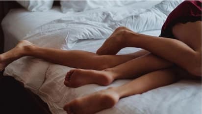 मोहब्बत पसंद नहीं आई! एक साथ सो रही 2 लड़कियों पर बर्बरता, इलेक्ट्रिक रॉड से जलाया प्राइवेट पार्ट और...