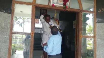 తిరిగి తిరిగి విసిగిపోయి ... తహసీల్దార్ కార్యాలయ గుమ్మానికి ఉరేసుకోబోయిన మాజీ సర్పంచ్
