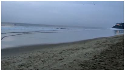 വർക്കല പാപനാശം ബീച്ചിൽ കടൽ 50 മീറ്ററോളം ഉൾവലിഞ്ഞു; കാരണം വ്യക്തമാക്കി അധികൃതർ, കടലിൽ ഇറങ്ങരുതെന്നും അറിയിപ്പ്