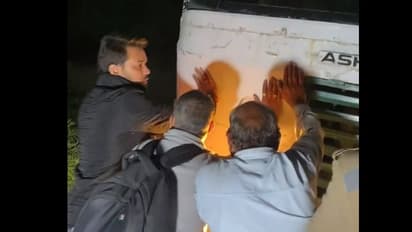 హైవేపై చెడిపోయిన బస్సు.. కాన్వాయ్ నుంచి దిగి నెట్టిన కేంద్ర మంత్రి అనురాగ్ ఠాకూర్.. వీడియో వైరల్