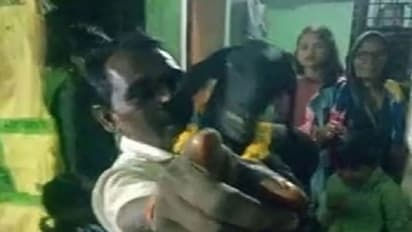यूपी के इस जिले में बेऔलाद दंपति ने बकरी के बच्चों का मनाया बर्थडे, केक काटकर लोगों के साथ डीजे में लगाए ठुमके