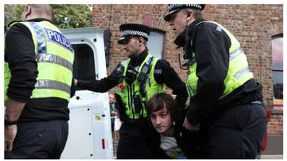 ബ്രിട്ടീഷ് രാജാവ് ചാൾസിനും ഭാര്യ കാമിലക്കുമെതിരെ മുട്ടയേറ് -വീഡിയോ