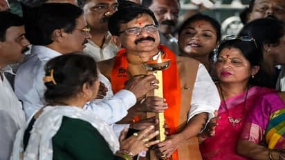 जेल से बाहर आए संजय राउत तो शिवसेना ने मनाया जश्न, परिजनों ने उतारी आरती, बाल ठाकरे स्मारक का किया दौरा