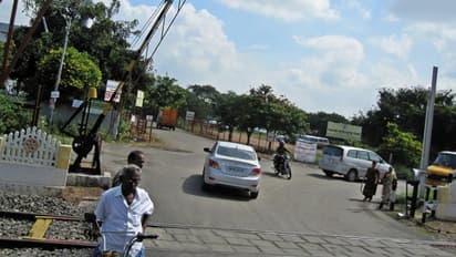 தண்டவாளத்தில் நடுவே சிக்கிய சரக்கு லாரி.. வேகத்தில் வந்த ரயில்.. பதைபதைக்க வைக்கும் சம்பவம்..!