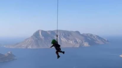 മലമുകളിൽ നിന്നും കയറിൽ തൂങ്ങിയാടി മൂന്നു വയസ്സുകാരി; കയ്യടിച്ചു പ്രോത്സാഹിപ്പിച്ച് മാതാപിതാക്കൾ