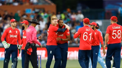 டி20 உலக கோப்பையை வெல்ல இங்கிலாந்துக்கு எளிய இலக்கை நிர்ணயித்த பாகிஸ்தான்..!