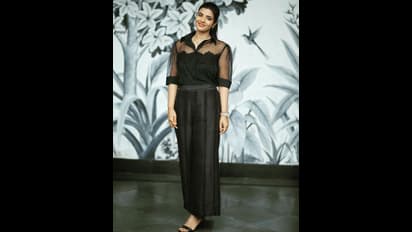 கொசுவலை போன்ற ஷர்ட் அணிந்து... பளபளக்கும் மேனியை பளீச் என  காட்டிய ஐஸ்வர்யா ராஜேஷ்! போட்டோஸ்..!