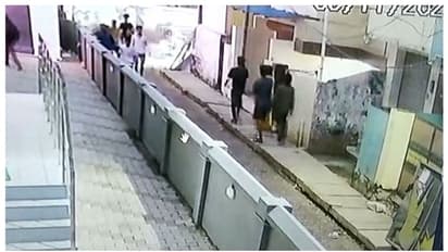 കമലേശ്വരത്ത് യുവാവിന് വെട്ടേറ്റു, ആക്രമണം സ്കൂളിന് മുന്‍പില്‍ വെച്ച്, സിസിടിവി ദൃശ്യങ്ങള്‍ പുറത്ത്