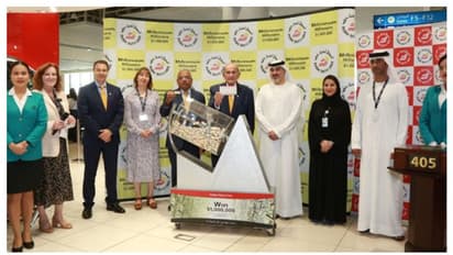 സുഹൃത്തുക്കളോടൊപ്പം ടിക്കറ്റ് വാങ്ങി; നറുക്കെടുത്തപ്പോള് പ്രവാസിക്ക് എട്ടു കോടി രൂപ സമ്മാനം