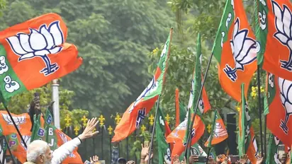 बेंगलुरु में PM मोदी का हुआ शानदार स्वागत, समर्थकों से मिलने के लिए तोड़ा प्रोटोकॉल, देखें खास तस्वीरें