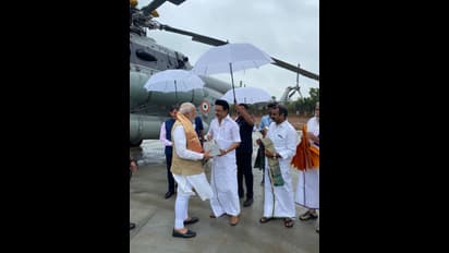 தமிழகம் வந்த பிரதமர் மோடிக்கு உற்சாக வரவேற்பு கொடுத்த பொதுமக்கள் - வைரல் புகைப்படங்கள் !!