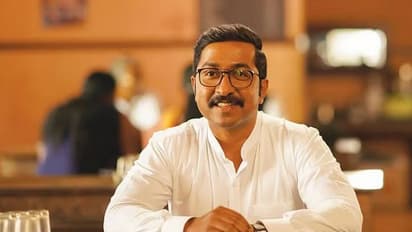 ഇത് വിനീത് ശ്രീനിവാസന്റെ 'വേറിട്ട മുഖം', 'മുകുന്ദൻ ഉണ്ണി അസോസിയേറ്റ്‍സ്' റിവ്യു